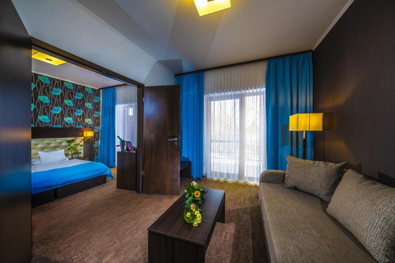 Session Hotel Rackeve Bagian luar foto